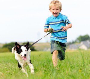 ילד רץ עם כלב פעילות בריאה