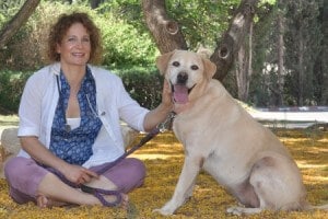 איריס מדריכה וראש המגמה לימודי רפואה משלימה לכלבים
