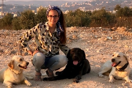 מאלפת כלבים בכירה וכלב שחור